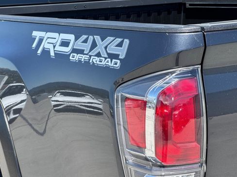 Used 2022 Toyota Tacoma TRD Off-Road w/ Technology Package AWD/4WD image 12