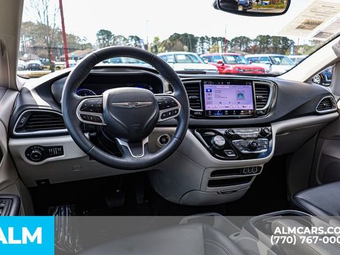 Used 2024 Chrysler Pacifica Touring-L image 31