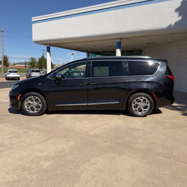 Used 2021 Chrysler Pacifica Limited FWD image 2