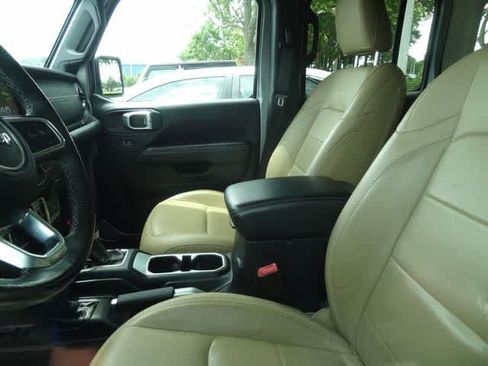 Used 2018 Jeep Wrangler Unlimited Sahara AWD/4WD image 8
