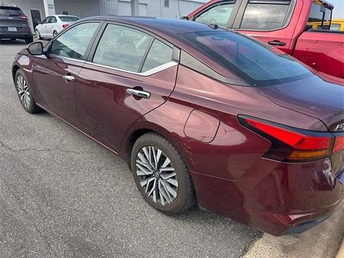 Used 2024 Nissan Altima 2.5 SV image 4