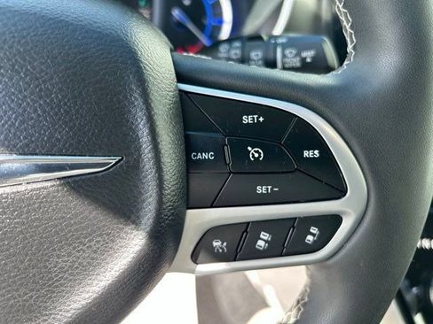 Used 2023 Chrysler Pacifica Touring-L FWD image 16
