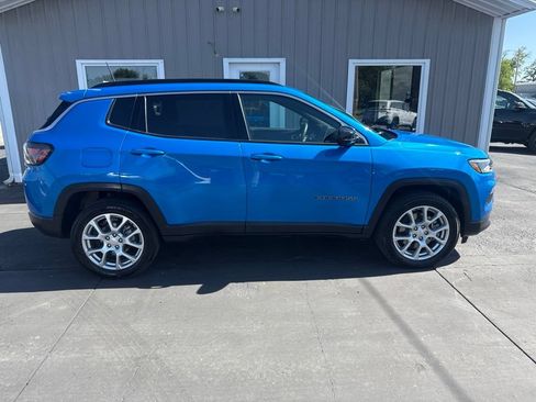 Used 2024 Jeep Compass Latitude w/ Sun and Sound Group AWD/4WD image 2