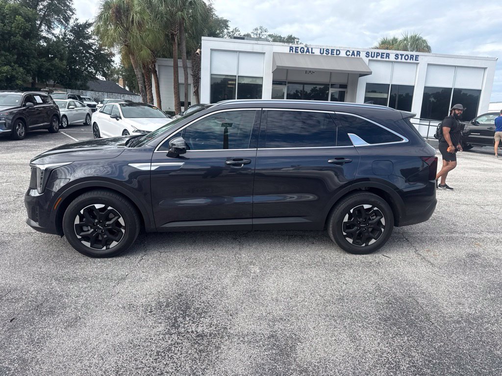 Certified 2025 Kia Sorento S FWD image 4