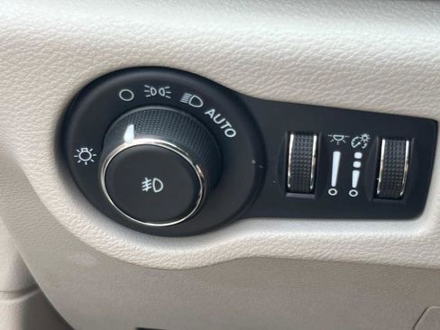 Used 2023 Chrysler Pacifica Touring-L image 30