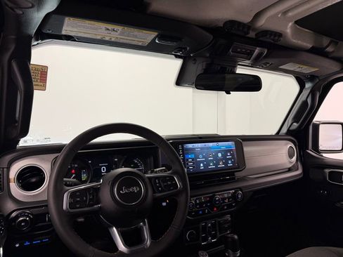 Used 2024 Jeep Wrangler Unlimited Sahara image 21