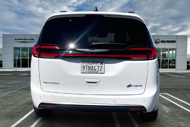 Used 2023 Chrysler Pacifica Pinnacle FWD image 3