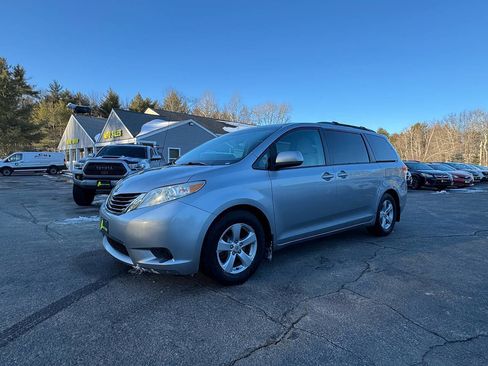 Used 2012 Toyota Sienna LE w/ Towing Pkg image 8