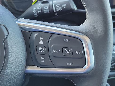 Used 2025 Jeep Wrangler Unlimited Sahara image 13