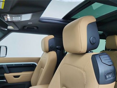 Used 2025 Land Rover Defender 90 X-Dynamic SE image 27