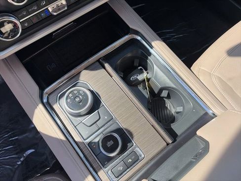 Used 2024 Ford Expedition Limited image 19