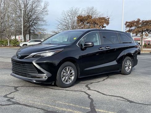 Used 2022 Toyota Sienna XLE image 1