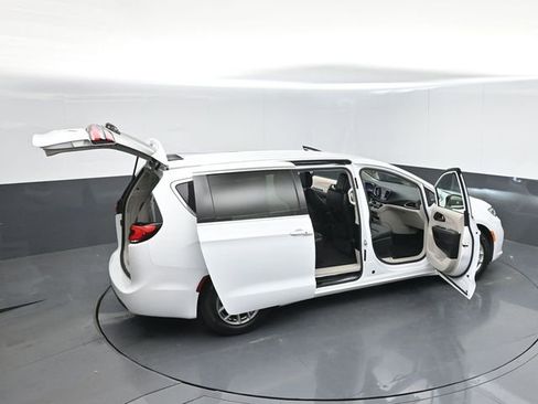 Used 2024 Chrysler Pacifica Touring-L FWD image 57