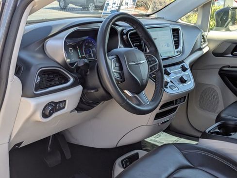 Used 2023 Chrysler Pacifica Touring-L FWD image 2