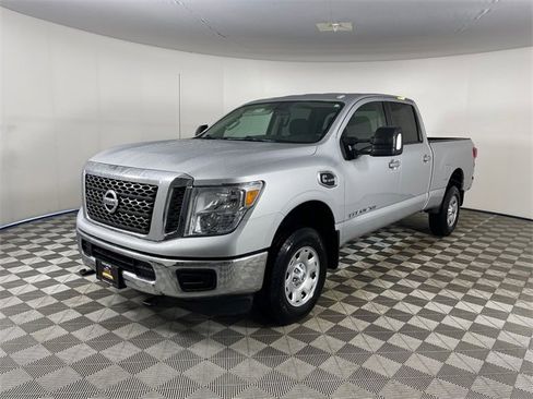 Used 2018 Nissan Titan SV image 1