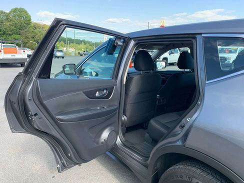 Used 2018 Nissan Rogue S image 22