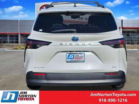 Used 2025 Toyota Sienna XLE AWD/4WD image 6