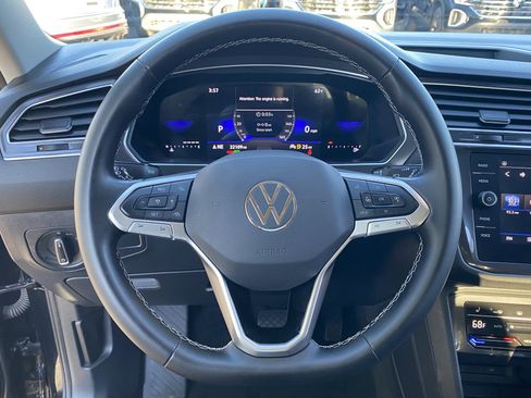 Used 2024 Volkswagen Tiguan SE image 25