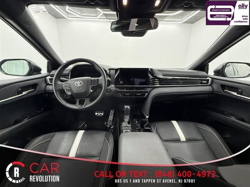 Used 2025 Toyota Camry SE FWD image 9