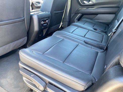 Used 2024 Chevrolet Suburban LT RWD image 17