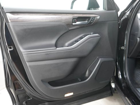 Used 2024 Toyota Highlander Limited AWD/4WD image 19