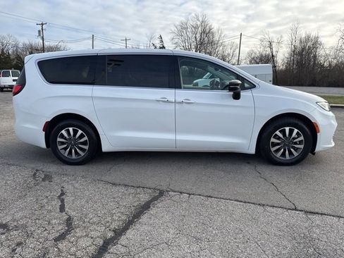 Used 2024 Chrysler Pacifica Select image 9