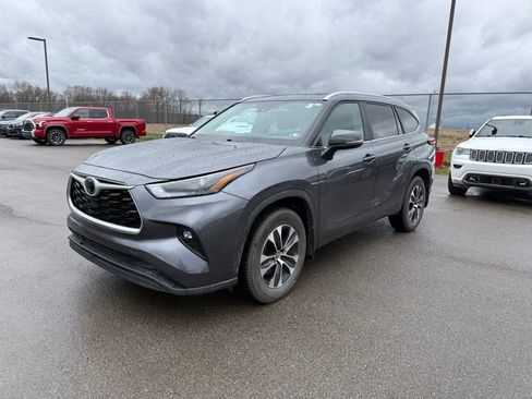 Used 2023 Toyota Highlander XLE image 3