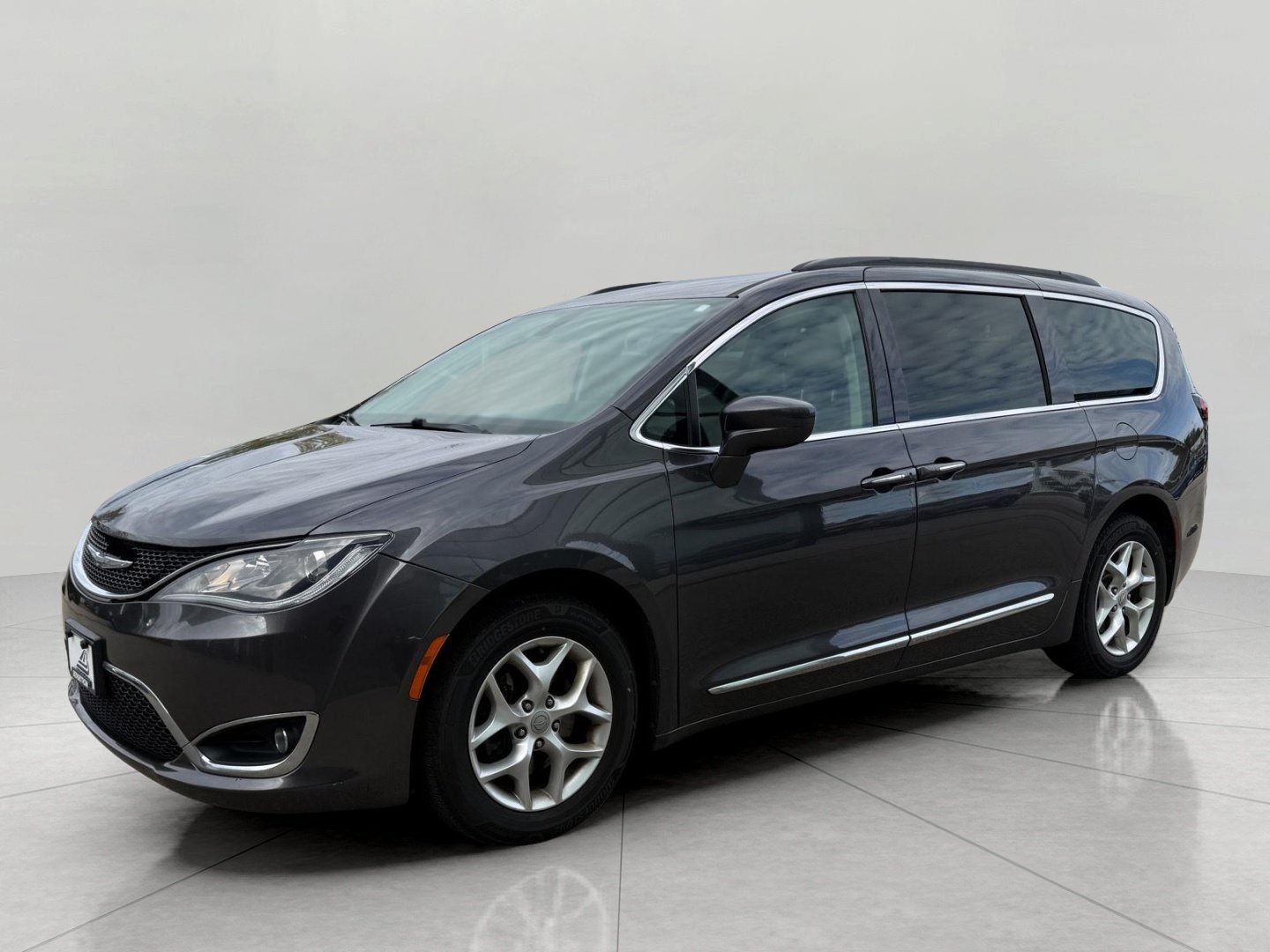 Used 2017 Chrysler Pacifica Touring-L w/ Tire & Wheel Group FWD image 6