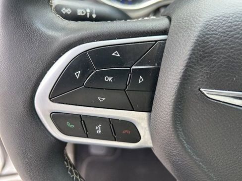 Used 2023 Chrysler Pacifica Touring-L FWD image 17