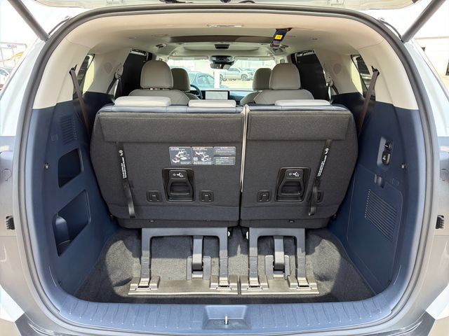 New 2027 Kia Carnival SX w/ Dark Edition Package FWD image 25