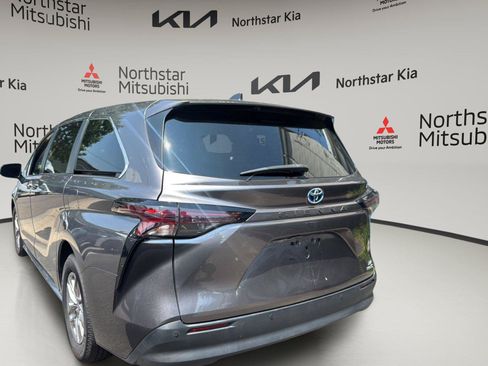 Used 2023 Toyota Sienna XLE FWD image 3