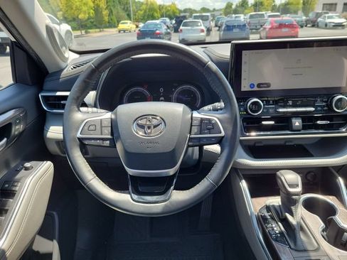 Used 2023 Toyota Highlander Platinum AWD/4WD image 10