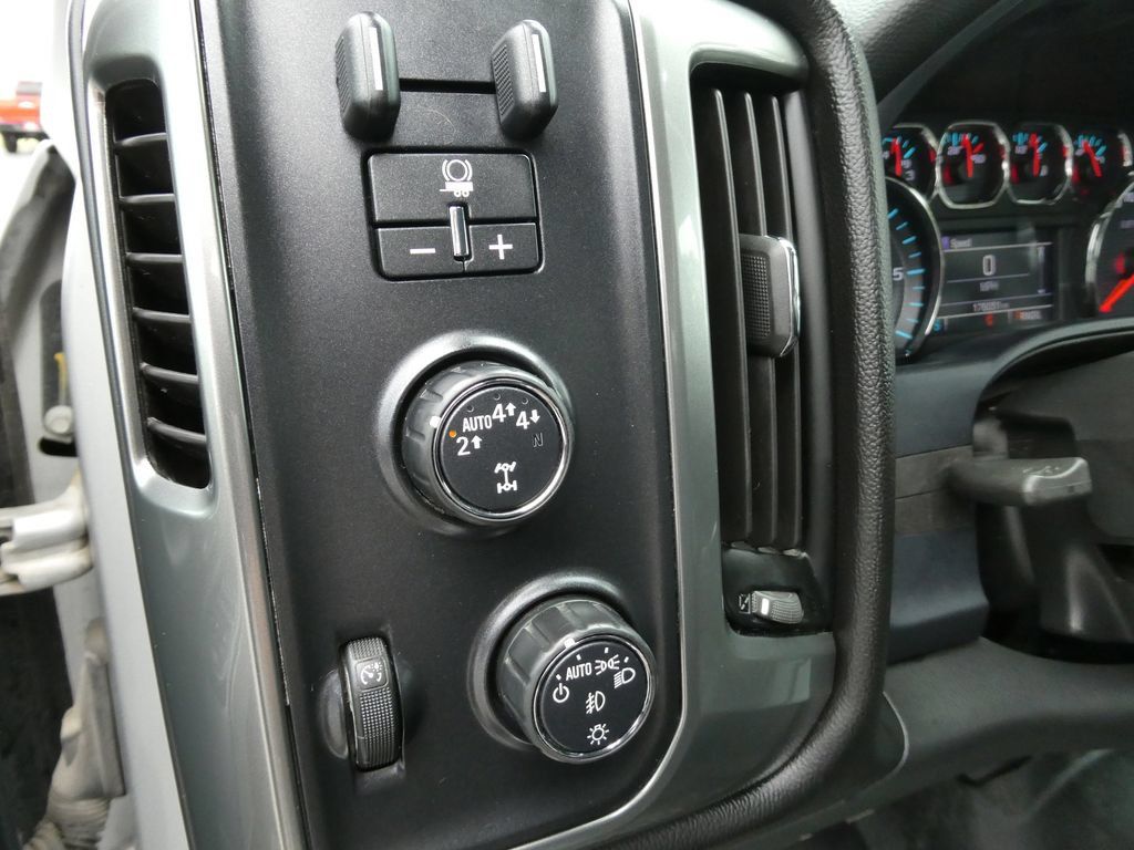 Used 2018 Chevrolet Silverado 1500 LT w/ All Star Edition AWD/4WD image 24