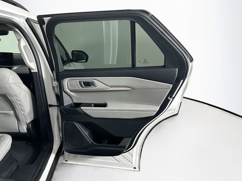 Used 2025 Ford Explorer Active w/ Active Comfort Package RWD image 32