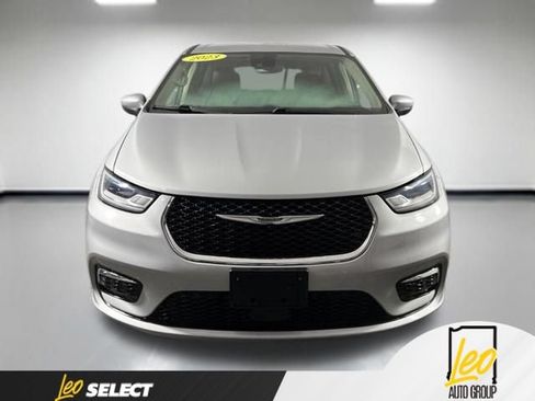 Used 2023 Chrysler Pacifica Touring-L FWD image 2