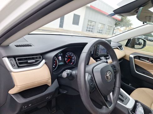 Used 2022 Toyota RAV4 XLE Premium image 15