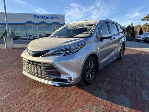 Used 2025 Toyota Sienna Platinum image 1