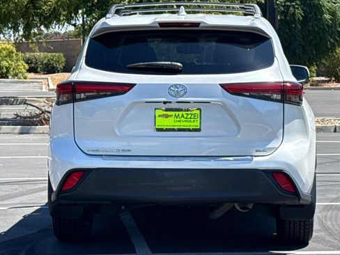 Used 2023 Toyota Highlander XLE FWD image 12