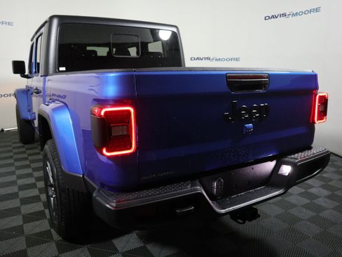 New 2025 Jeep Gladiator Sport AWD/4WD image 9