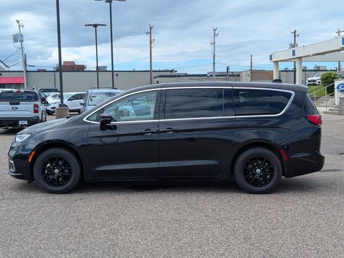 Used 2023 Chrysler Pacifica Touring-L FWD image 2