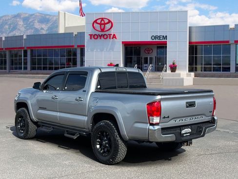 Used 2017 Toyota Tacoma SR5 w/ Tow Package AWD/4WD image 5