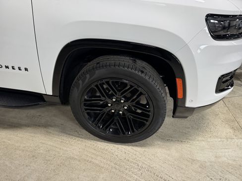 Used 2024 Jeep Wagoneer Series II image 7