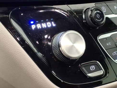 Used 2023 Chrysler Pacifica Touring-L image 25