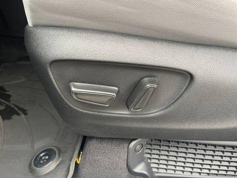 Used 2025 Toyota Sienna LE w/ LE Plus Package FWD image 31