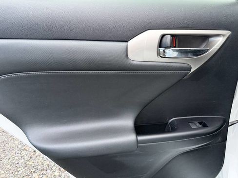 Used 2015 Lexus CT 200h image 35