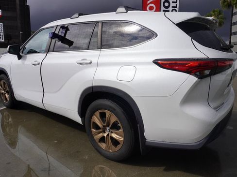 Used 2023 Toyota Highlander Bronze Edition image 5