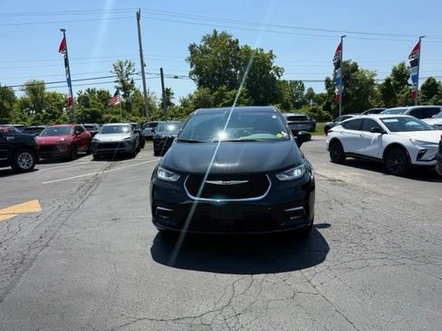 Used 2023 Chrysler Pacifica Touring-L w/ Uconnect Theater Family Group AWD/4WD image 4
