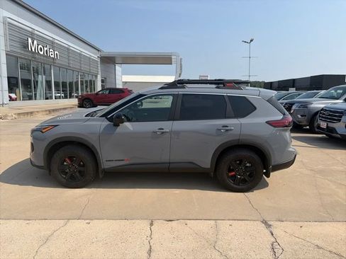 Used 2025 Nissan Rogue SV AWD/4WD image 3