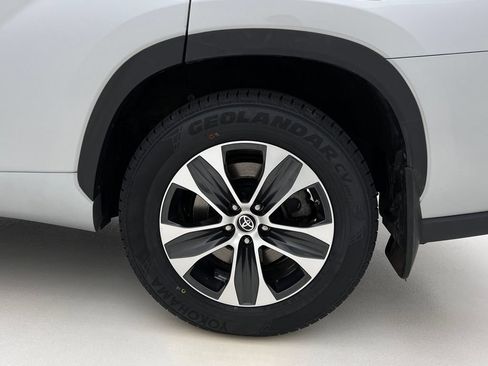 Used 2021 Toyota Highlander XLE AWD/4WD image 28