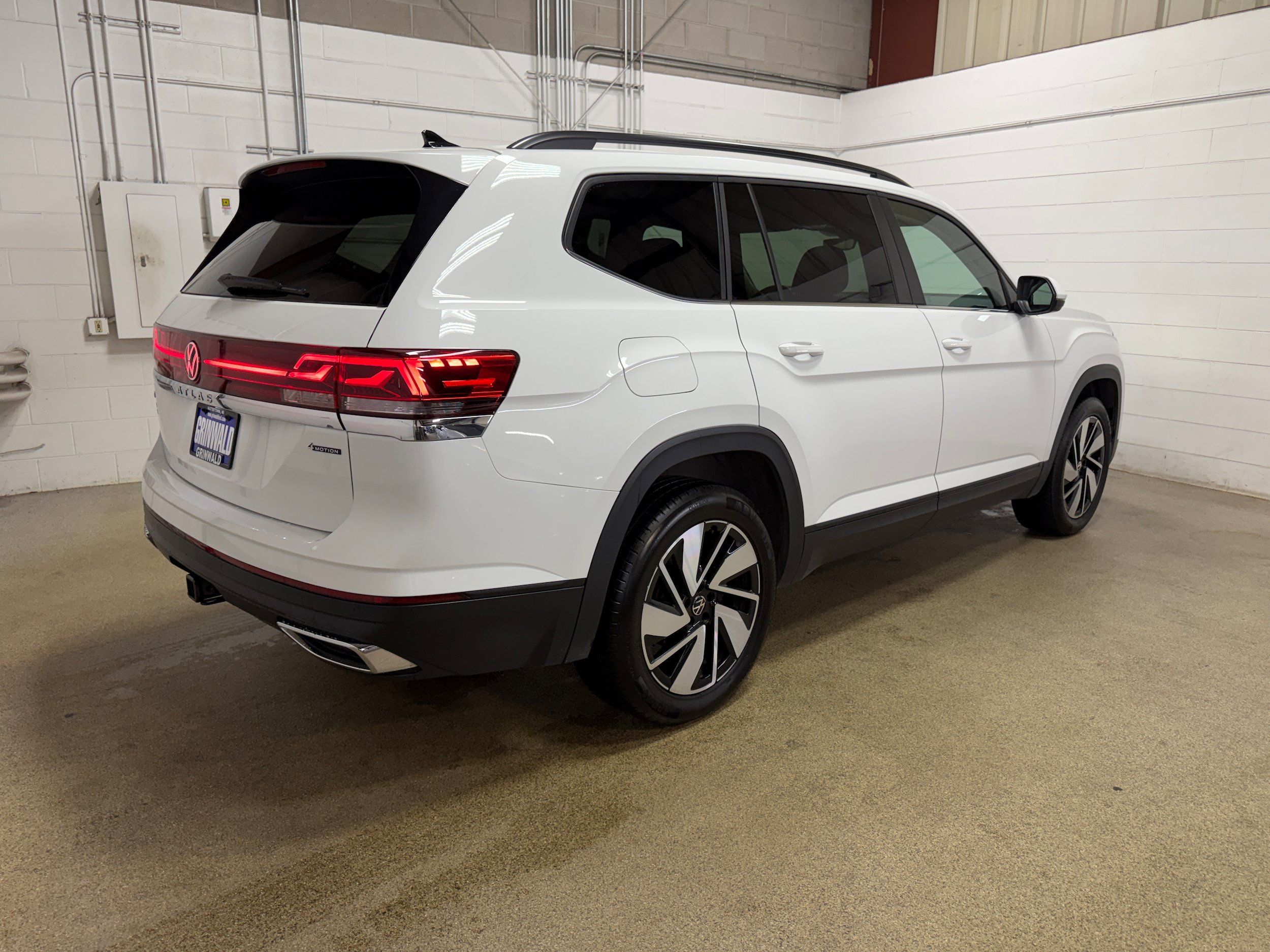 Used 2025 Volkswagen Atlas SE AWD/4WD image 9